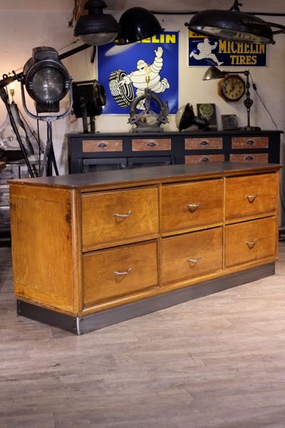 meuble de metier ancien en chene a grand tiroirs